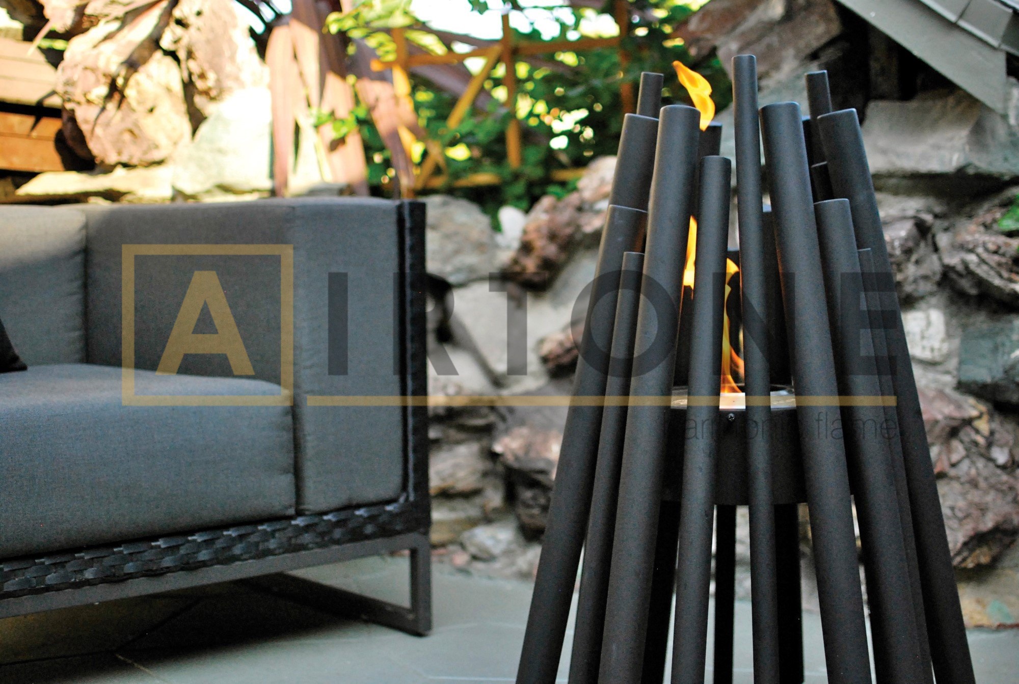 Биокамин напольный Airtone – Stinger Black по цене 52 000 руб.